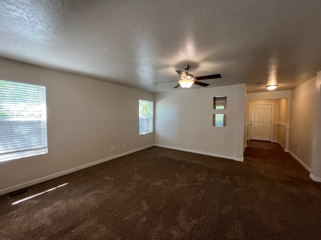 589 W Ramsbrook St #589R - Photo 3 of 19
