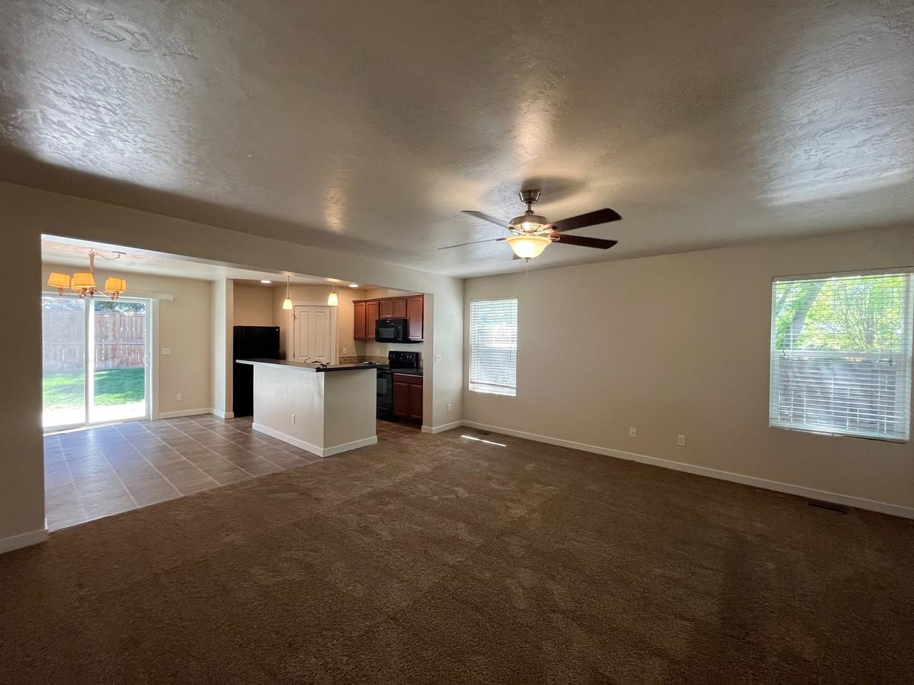 589 W Ramsbrook St #589R - Photo 4 of 19