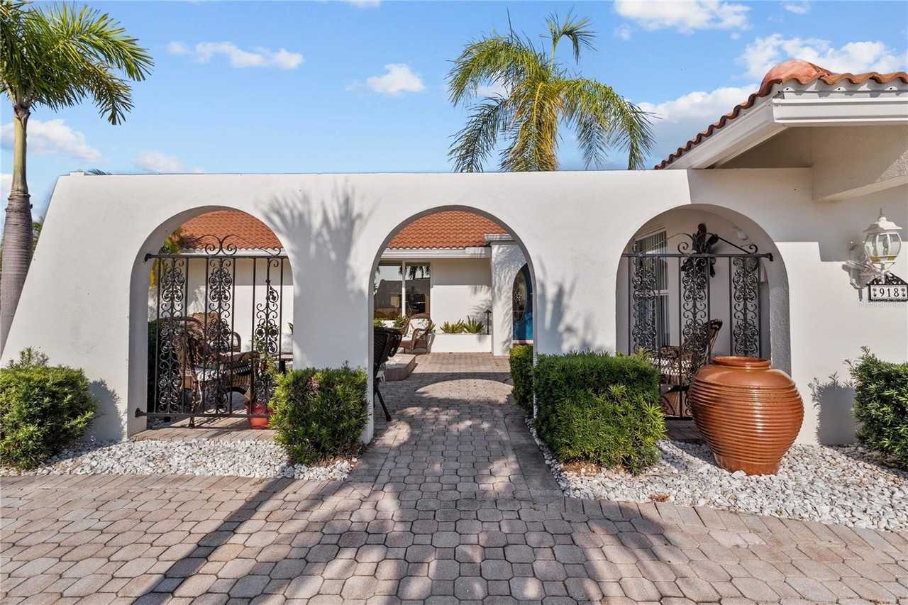 918 Messina Dr - Photo 5 of 50