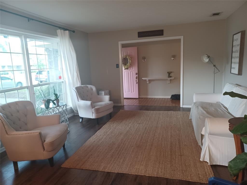 415 Magnolia St - Photo 4 of 23