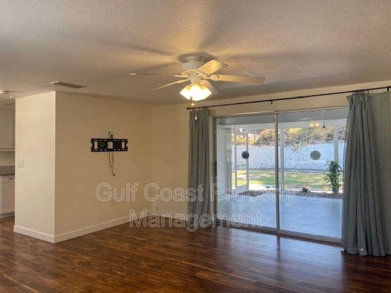 845 32nd St - Photo 3 of 23