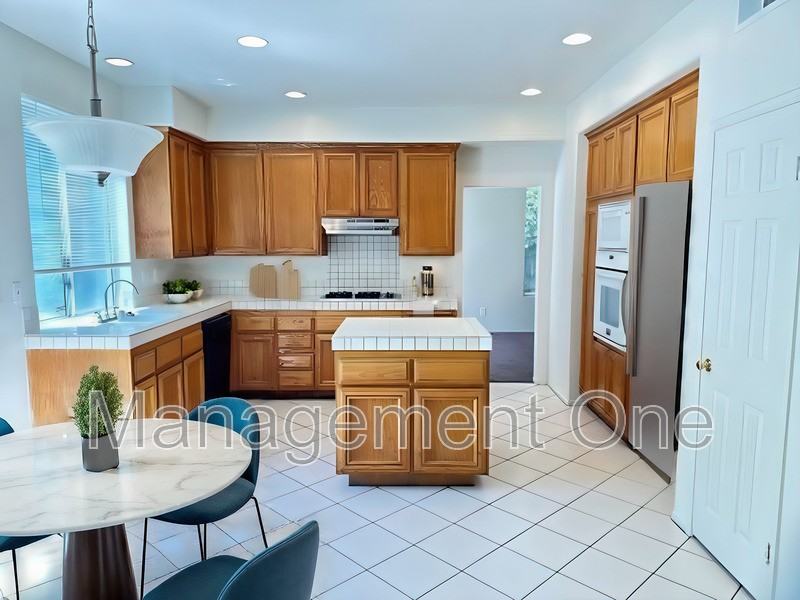 1412 Canyon Crest Dr - Photo 3 of 30