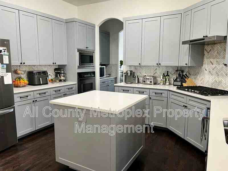 3511 University Park Ln - Photo 2 of 16