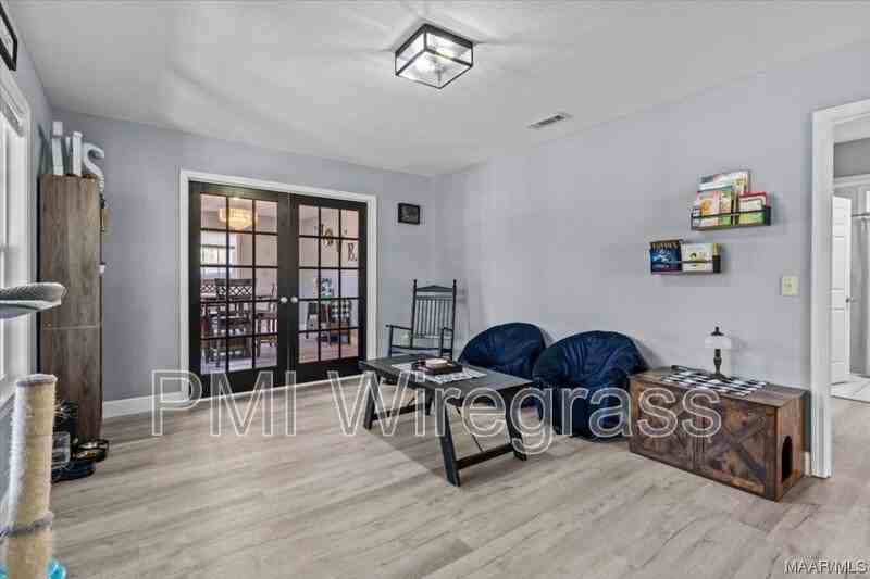 209 E Mcgowan St - Photo 3 of 33