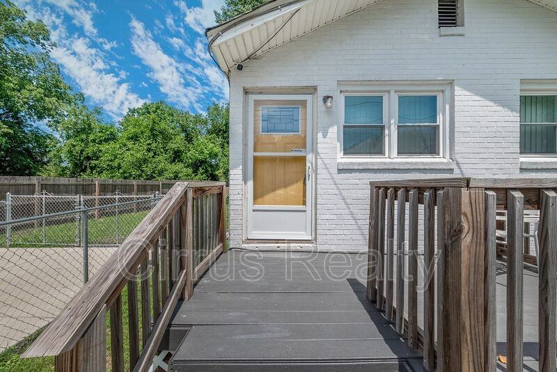 1021 32nd St - Photo 2 of 16