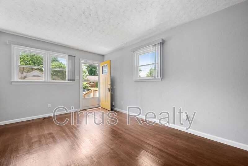 1021 32nd St - Photo 3 of 16