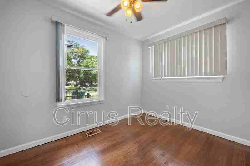 1021 32nd St - Photo 5 of 16