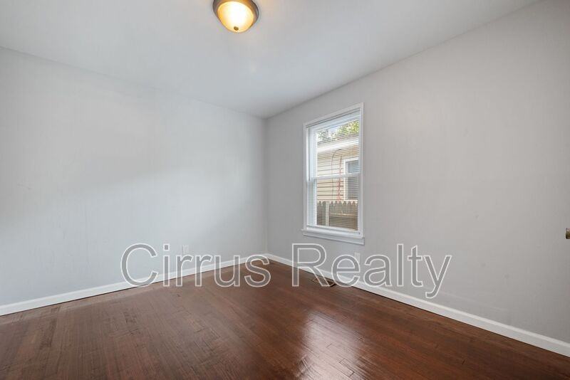 1021 32nd St - Photo 6 of 16