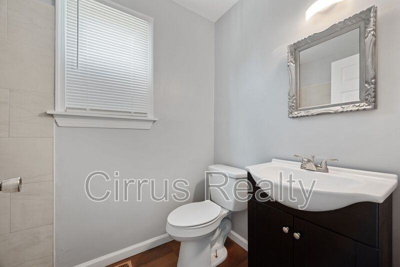1021 32nd St - Photo 7 of 16