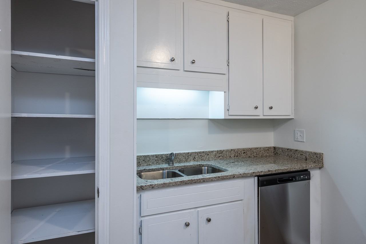 511 Downing St - Photo 5 of 23
