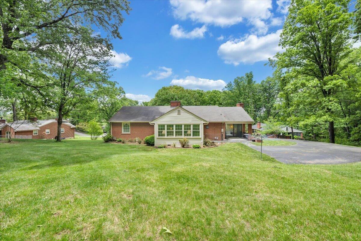 613 Maplewood Dr #NA - Photo 3 of 38