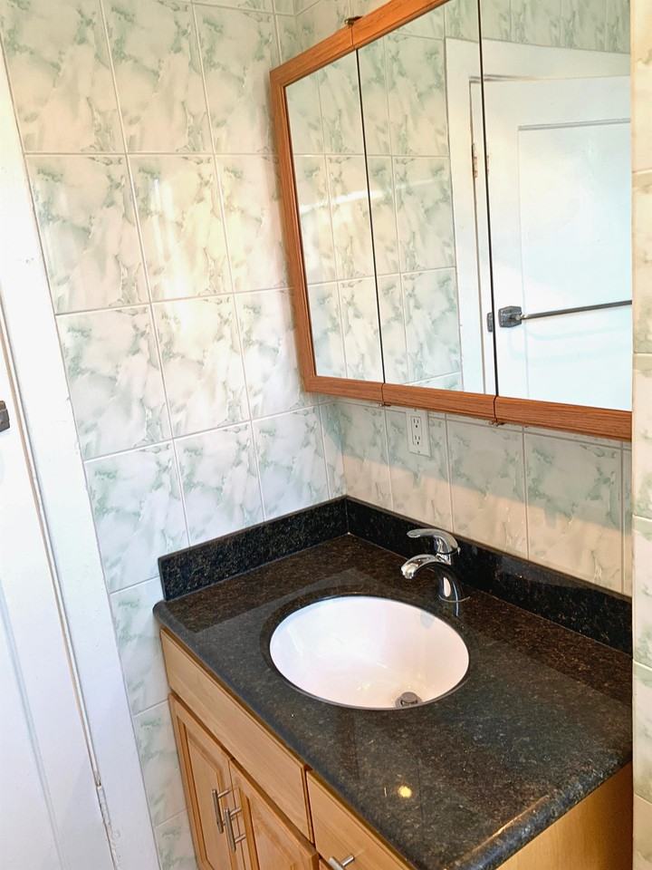 2246 23rd St - Photo 4 of 10