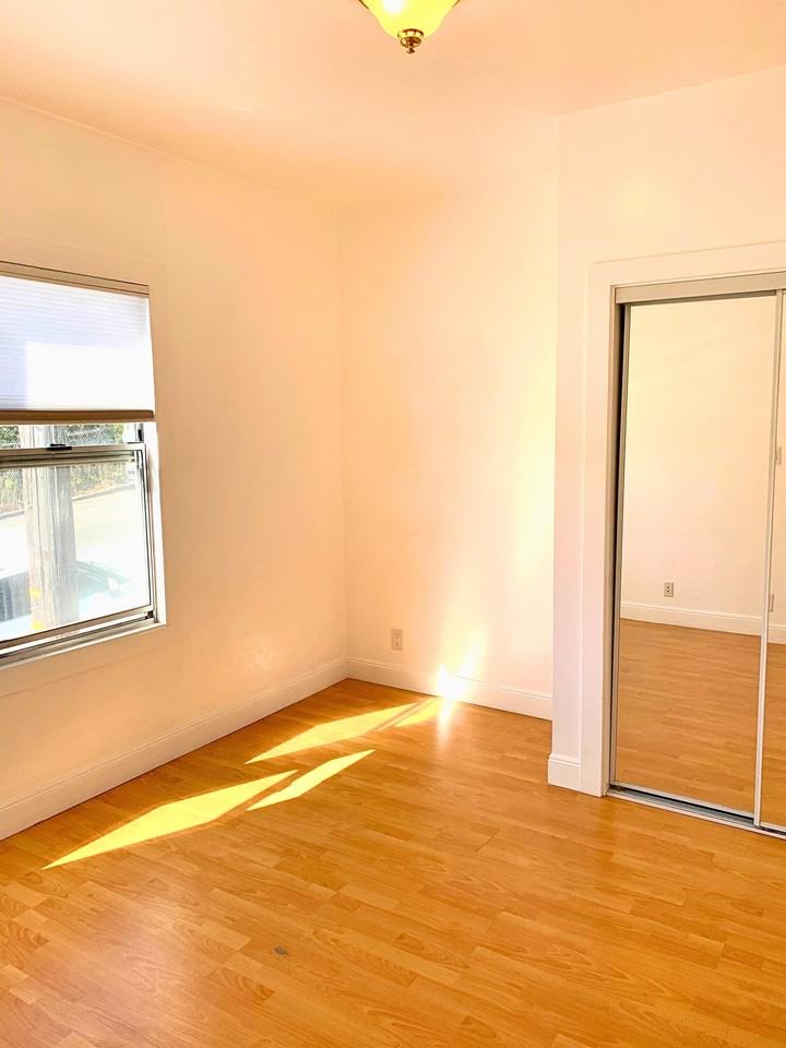 2246 23rd St - Photo 6 of 10