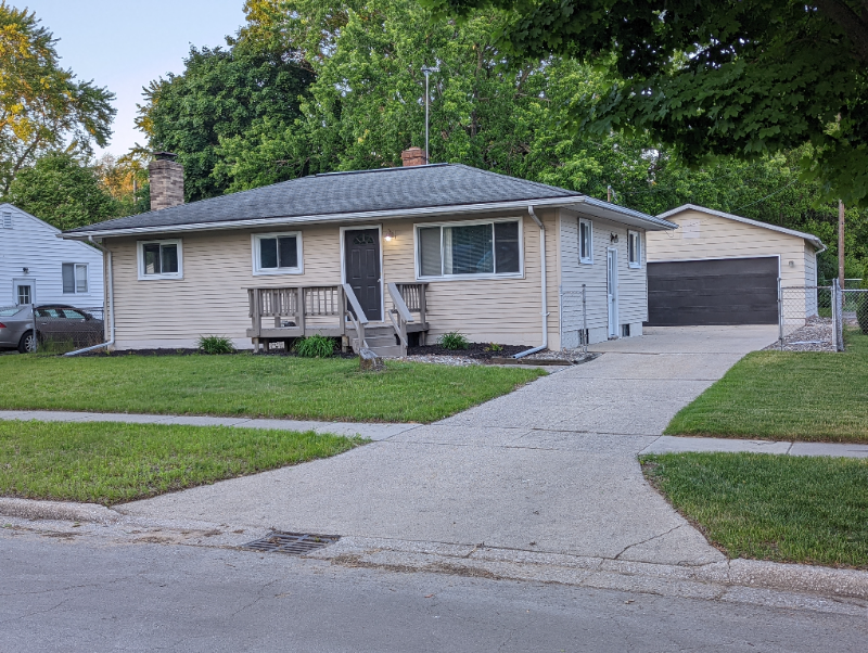 1600 Iowa St - Photo 2 of 21