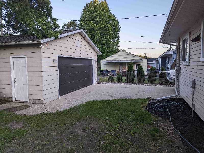 1600 Iowa St - Photo 3 of 21