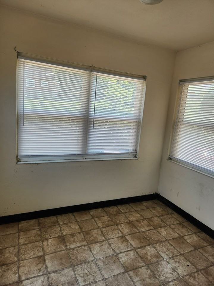 801 E McCarty - Photo 3 of 8