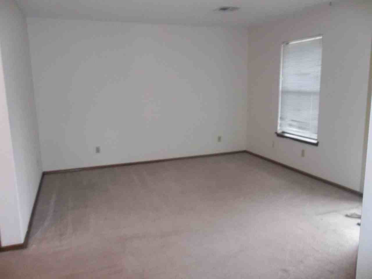 1-2 1115 E. 5th St. - Photo 2 of 8