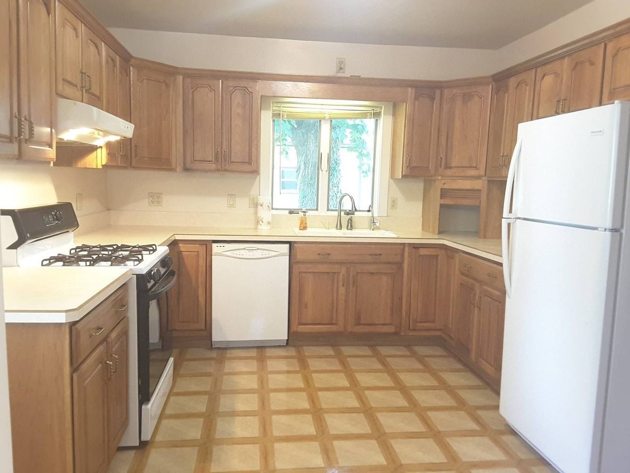 303 E Berry St - Photo 2 of 26
