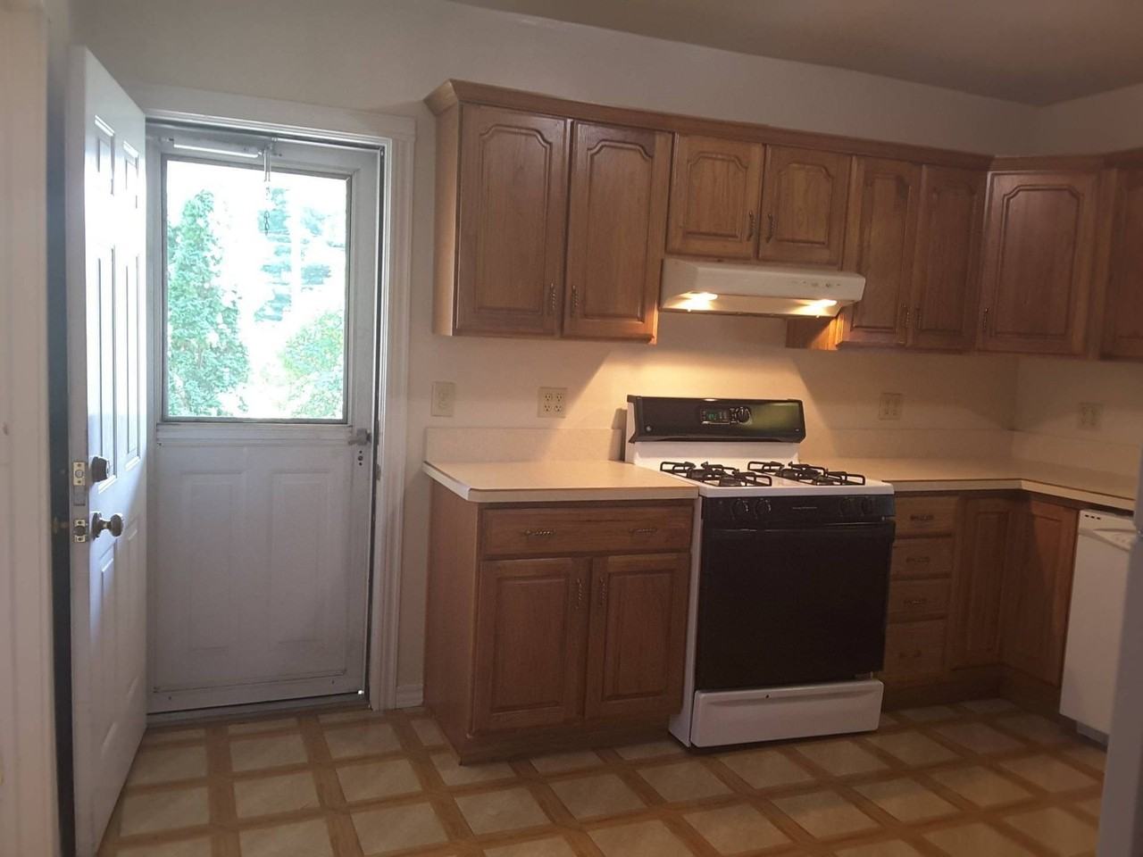 303 E Berry St - Photo 3 of 26