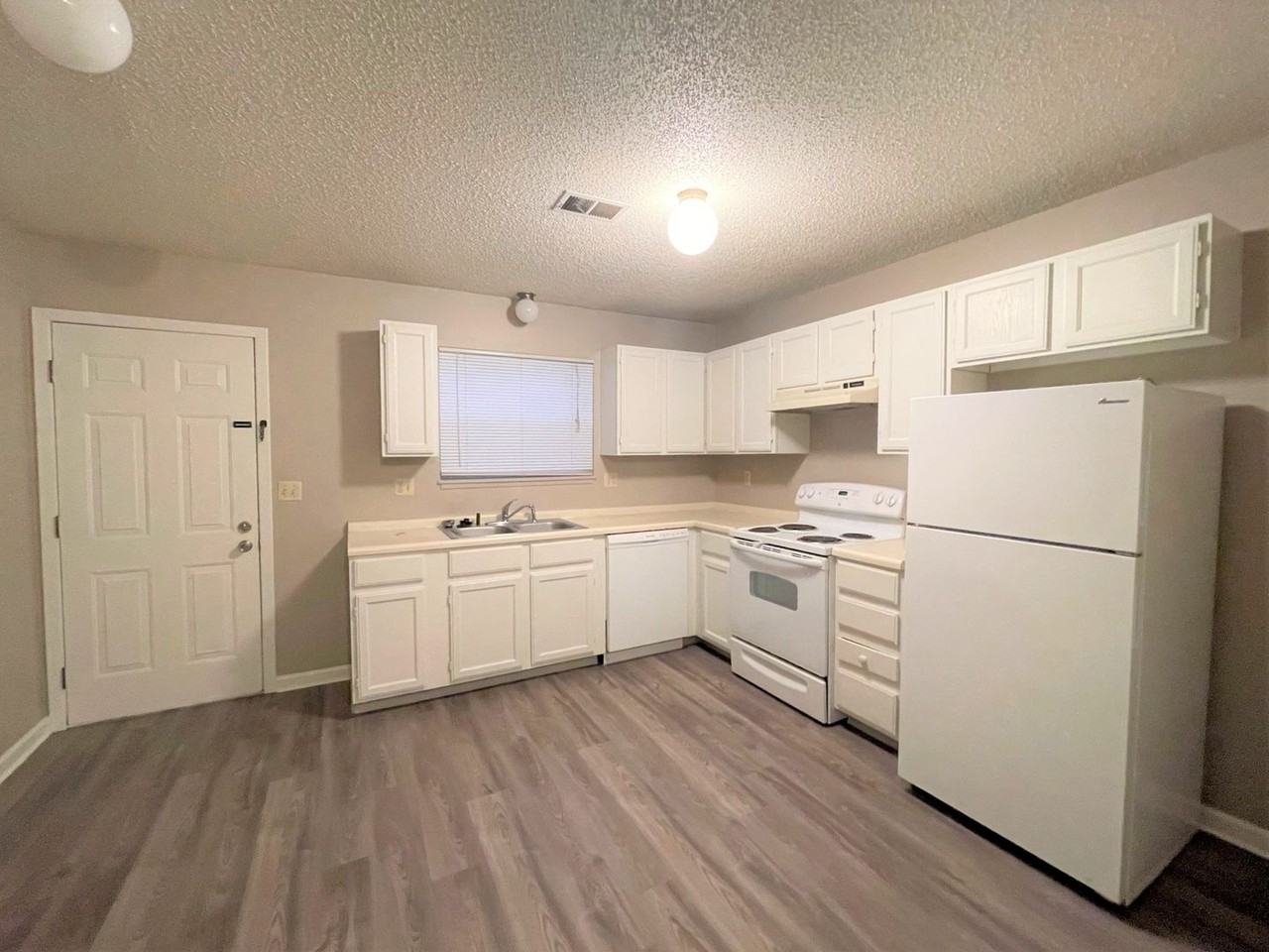 2507 W 27th St - Photo 2 of 10