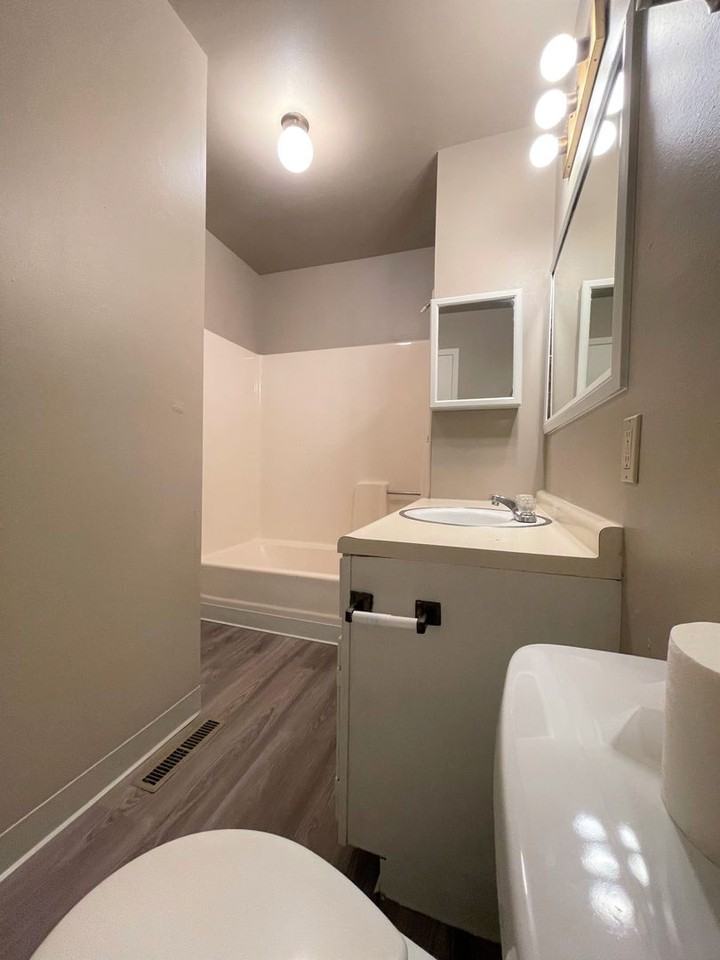 2507 W 27th St - Photo 4 of 10