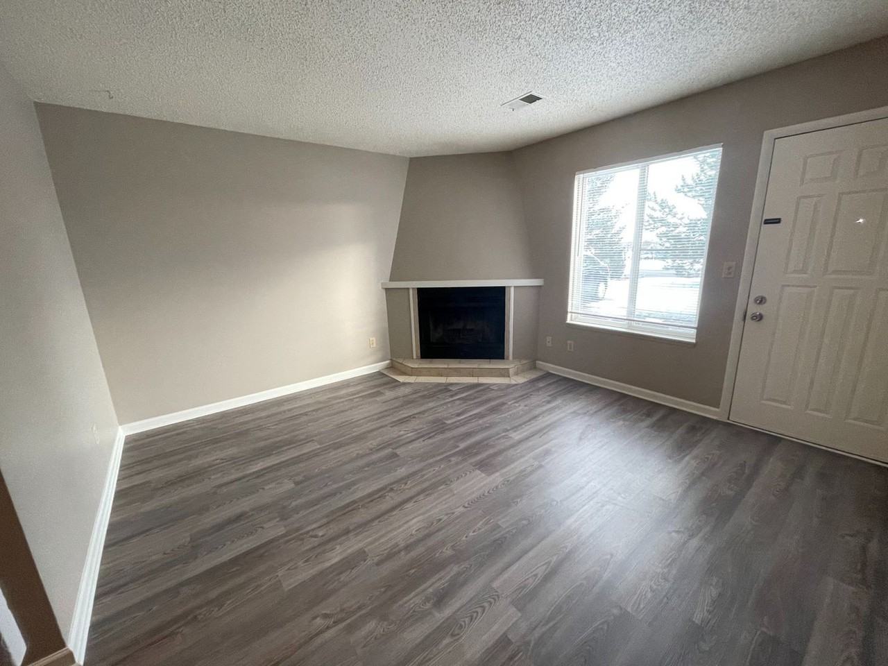 2507 W 27th St - Photo 5 of 10
