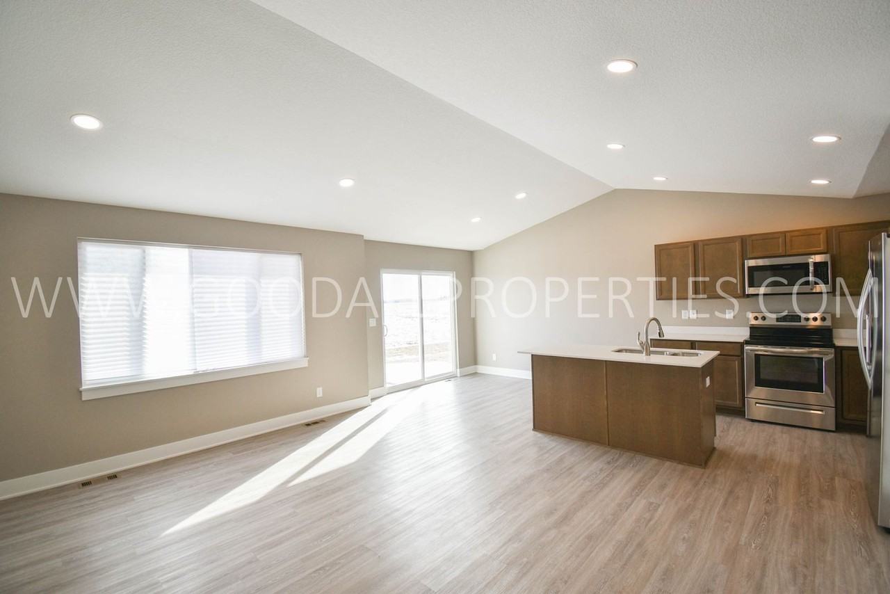 1017 Warren St - Photo 4 of 21