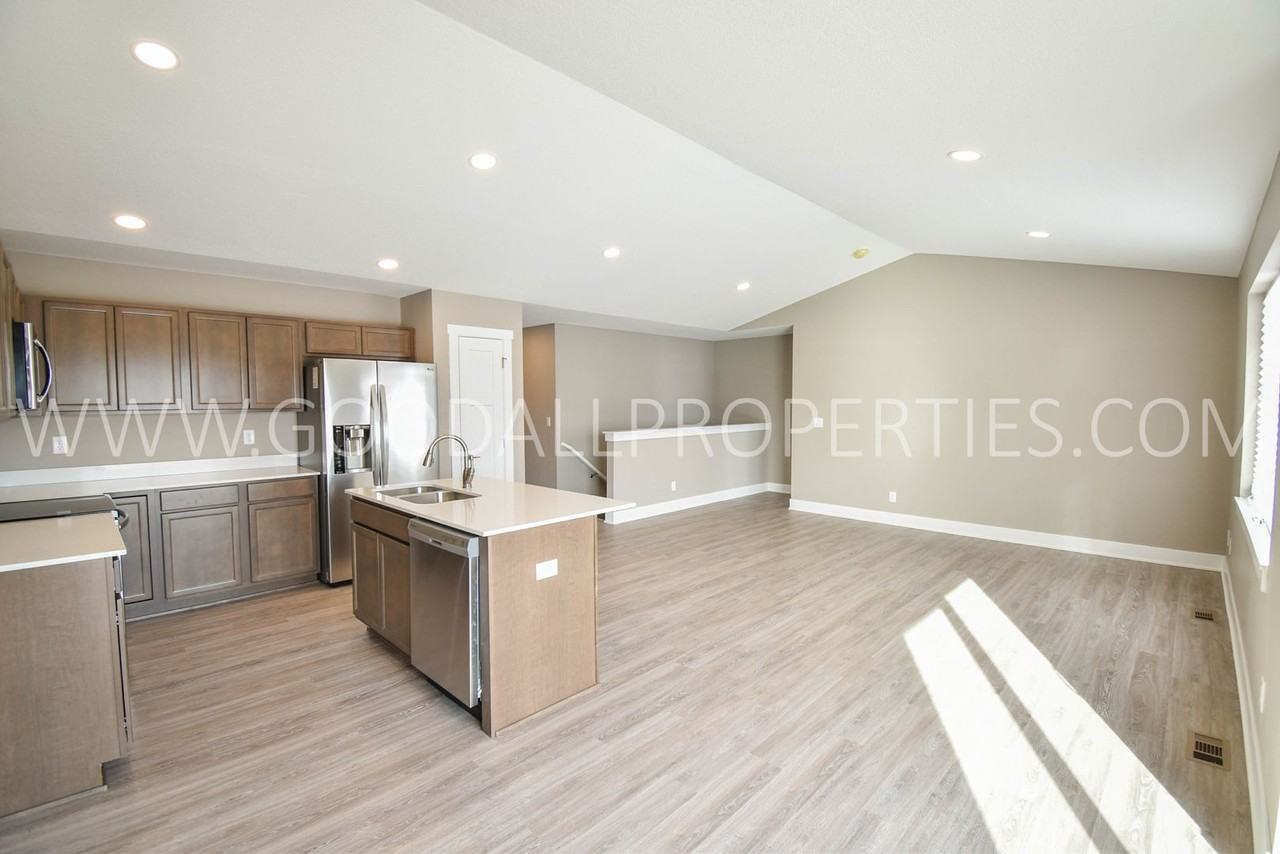 1017 Warren St - Photo 2 of 21