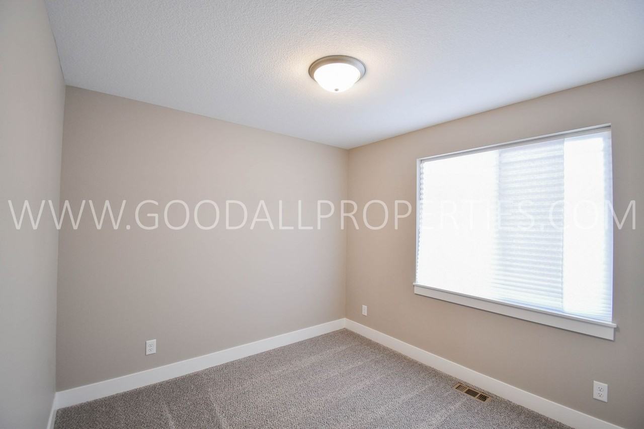 1017 Warren St - Photo 6 of 21