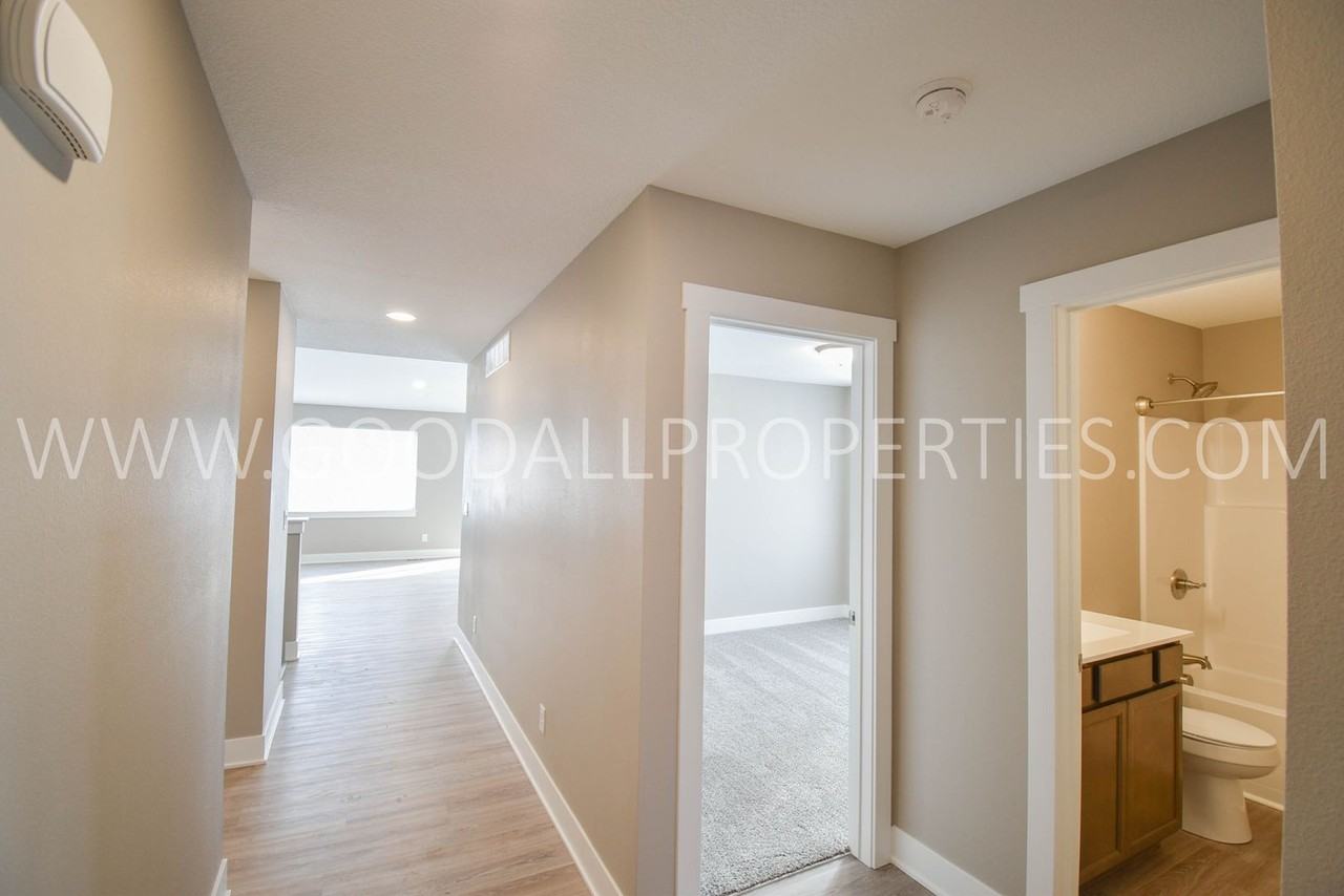 1017 Warren St - Photo 5 of 21