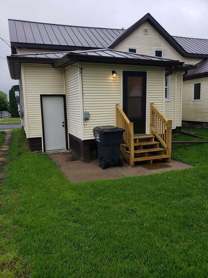 313 W Juneau St - Photo 2 of 20