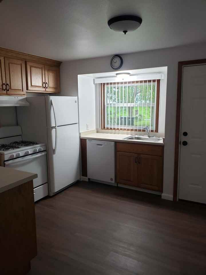 313 W Juneau St - Photo 3 of 20