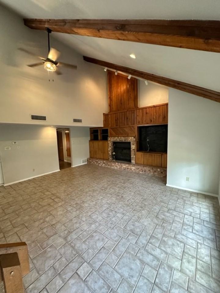 27 Harbour Town St - Photo 3 of 23