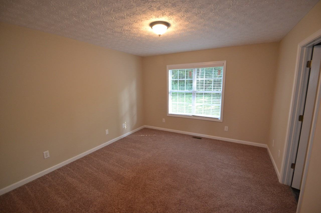 4176 Heatherstone Dr - Photo 3 of 6