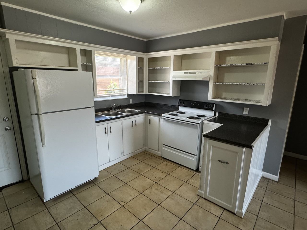 1911 41st St #B - Photo 2 of 8