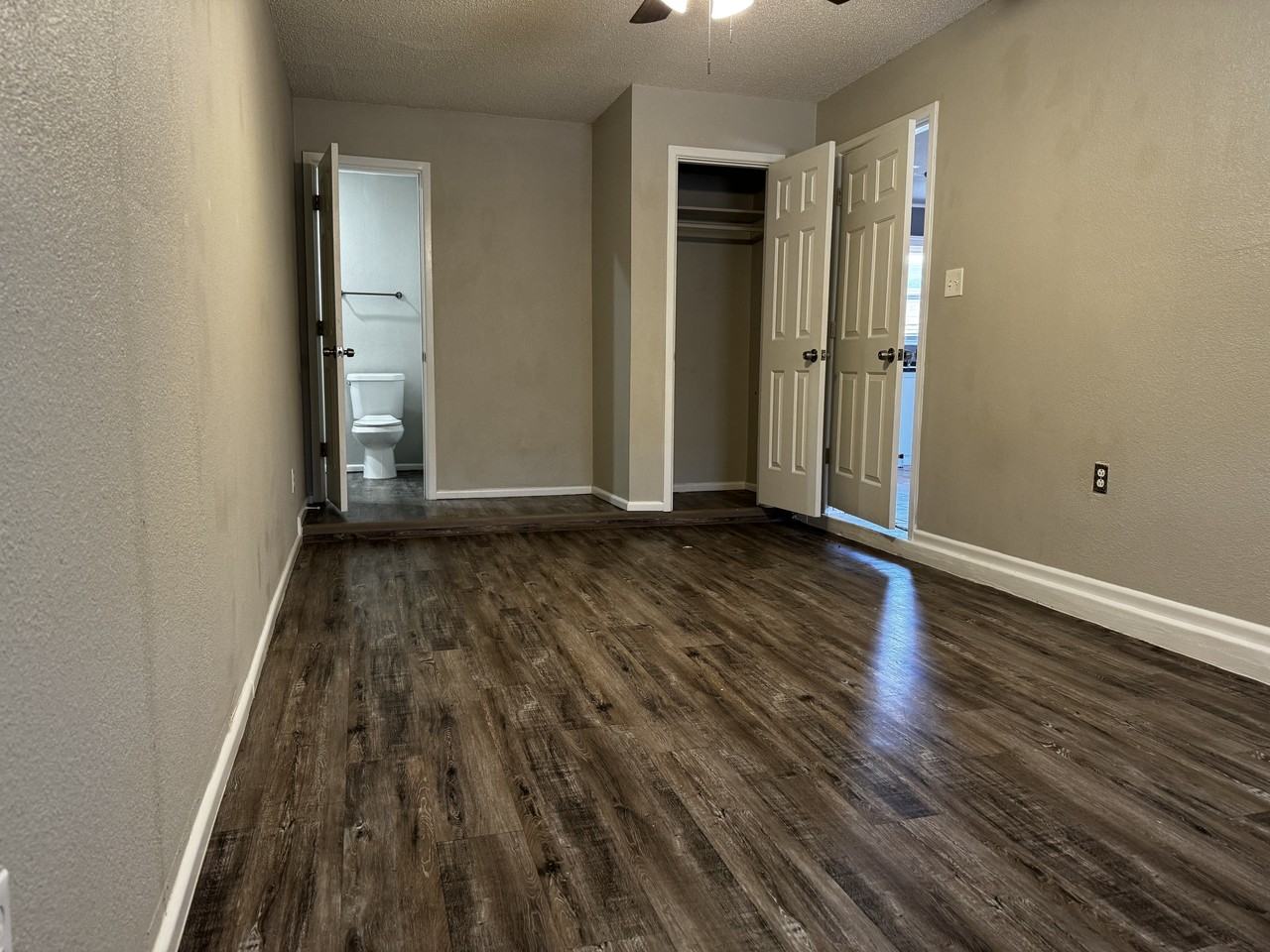 1911 41st St #B - Photo 3 of 8