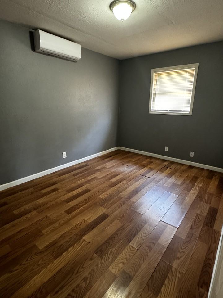 1911 41st St #B - Photo 5 of 8