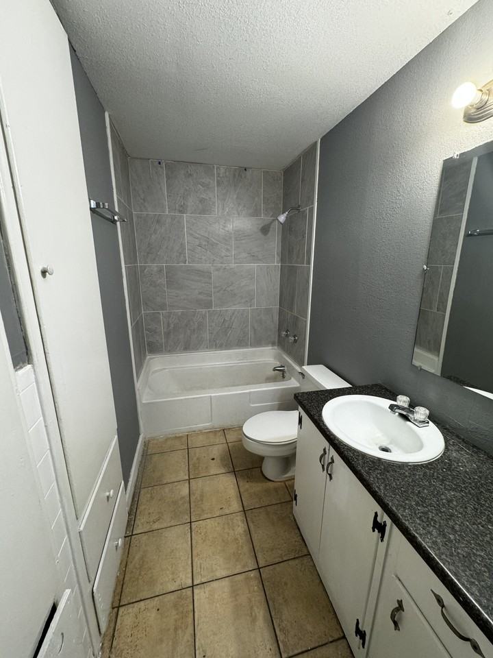 1911 41st St #B - Photo 7 of 8