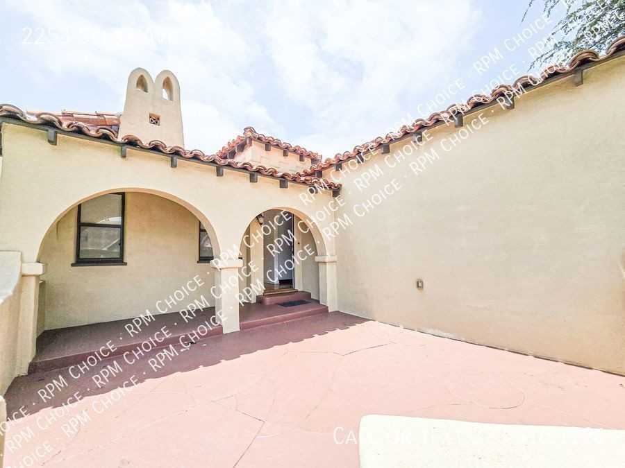 2253 Selby Ave - Photo 2 of 32