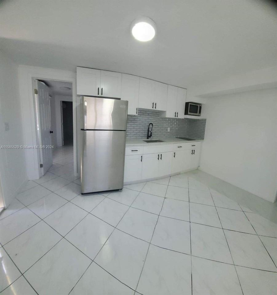 6121 Nw 18th St #B - Photo 2 of 8