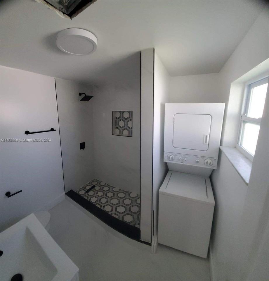 6121 Nw 18th St #B - Photo 3 of 8