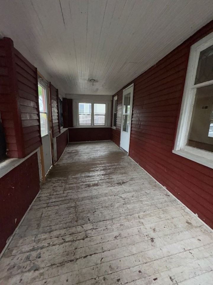 1528 W 10th St - Photo 2 of 10