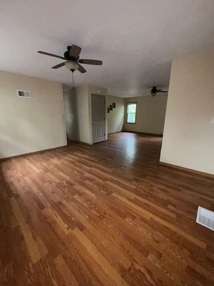 1528 W 10th St - Photo 3 of 10