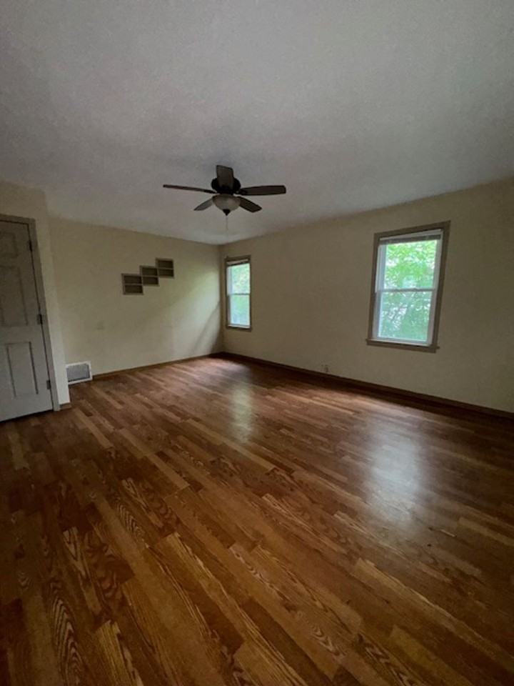 1528 W 10th St - Photo 4 of 10