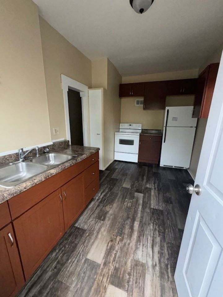 1528 W 10th St - Photo 6 of 10