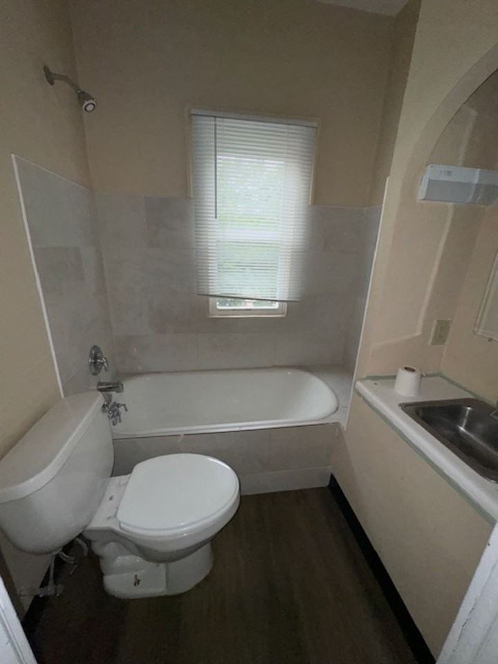 1528 W 10th St - Photo 7 of 10