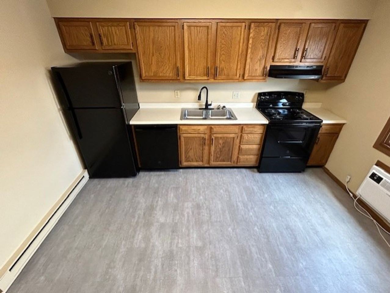 1595 Hawk Cir - Photo 2 of 14