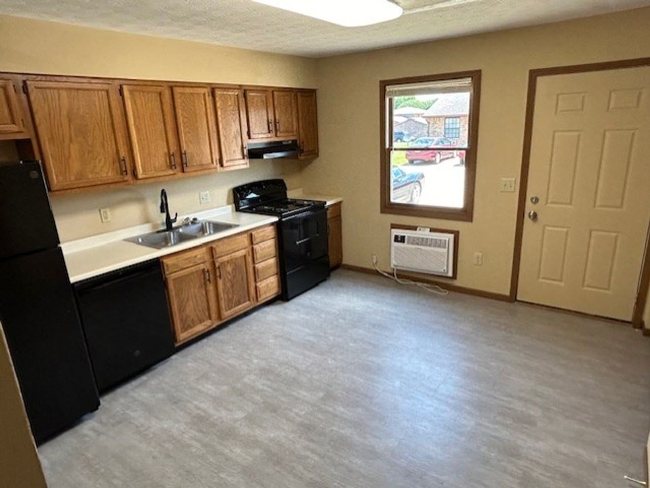 1595 Hawk Cir - Photo 3 of 14