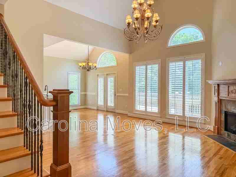 745 Charleston Pl - Photo 4 of 32