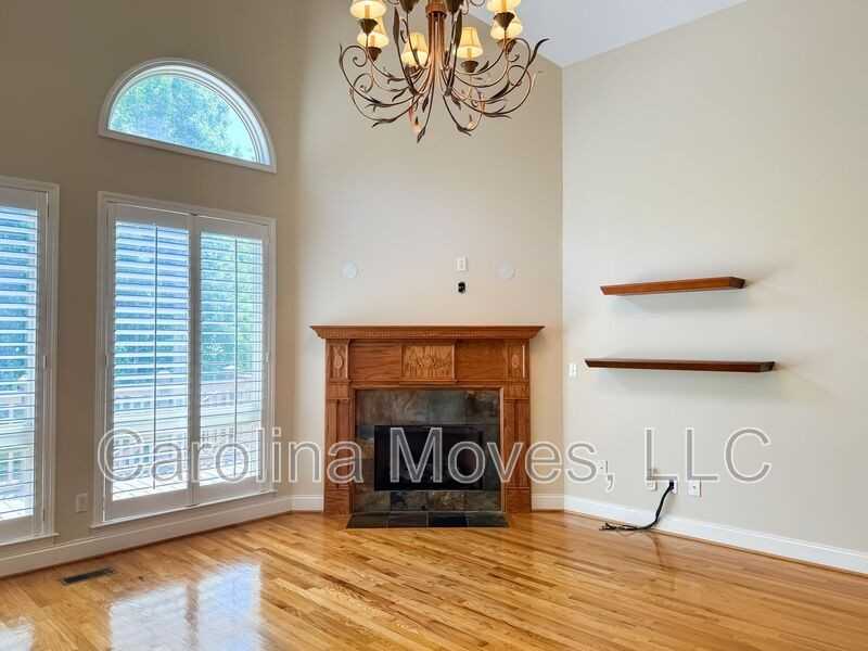 745 Charleston Pl - Photo 5 of 32
